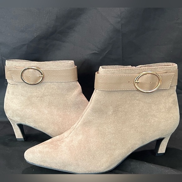 Clarks Shoes - New Tan suede, size 10wide, Never worn
